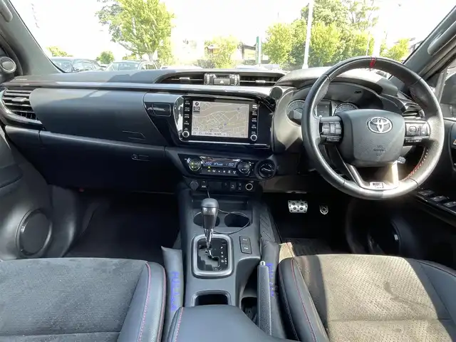 トヨタ ハイラックス Z GRスポーツ 福岡県 2022(令4)年 2.8万km アティチュードブラックマイカ ナビ機能付き純正ディスプレイオーディオ/（AM/FM/USB/BT/HDMI）/全方位＋バック＋サイド＋フロントカメラ/レーダークルーズコントロール/前後コーナーセンサー/プリクラッシュセーフティ/車線逸脱警報/ロードサインアシスト/GR専用フロアマット/GR専用ハーフレザーシート/GR専用サイドステップ/GR専用スポーツバー/純正ベッドライナー/D席パワーシート/純正18インチアルミホイール/サマータイヤ4本車載（265/60/18）/純正前方ドライブレコーダー/ETC/オートライト/LEDヘッドライト/フォグランプ/ダウンヒルアシスト/MT付きAT/ドアバイザー/プッシュスタート/スマートキー/電動格納ミラー/ステアリングスイッチ/DUALオートエアコン/パドルシフト/ISO FIX/W+カーテンエアバッグ/アイドリングストップ