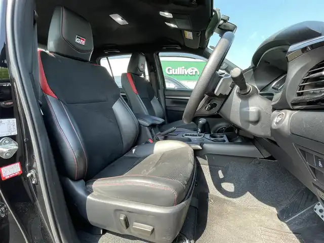 トヨタ ハイラックス Z GRスポーツ 福岡県 2022(令4)年 2.8万km アティチュードブラックマイカ ナビ機能付き純正ディスプレイオーディオ/（AM/FM/USB/BT/HDMI）/全方位＋バック＋サイド＋フロントカメラ/レーダークルーズコントロール/前後コーナーセンサー/プリクラッシュセーフティ/車線逸脱警報/ロードサインアシスト/GR専用フロアマット/GR専用ハーフレザーシート/GR専用サイドステップ/GR専用スポーツバー/純正ベッドライナー/D席パワーシート/純正18インチアルミホイール/サマータイヤ4本車載（265/60/18）/純正前方ドライブレコーダー/ETC/オートライト/LEDヘッドライト/フォグランプ/ダウンヒルアシスト/MT付きAT/ドアバイザー/プッシュスタート/スマートキー/電動格納ミラー/ステアリングスイッチ/DUALオートエアコン/パドルシフト/ISO FIX/W+カーテンエアバッグ/アイドリングストップ