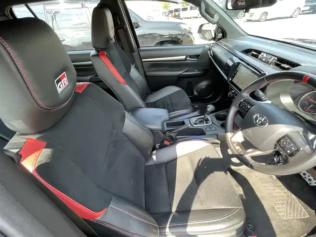 トヨタ ハイラックス Z GRスポーツ 福岡県 2022(令4)年 2.8万km アティチュードブラックマイカ ナビ機能付き純正ディスプレイオーディオ/（AM/FM/USB/BT/HDMI）/全方位＋バック＋サイド＋フロントカメラ/レーダークルーズコントロール/前後コーナーセンサー/プリクラッシュセーフティ/車線逸脱警報/ロードサインアシスト/GR専用フロアマット/GR専用ハーフレザーシート/GR専用サイドステップ/GR専用スポーツバー/純正ベッドライナー/D席パワーシート/純正18インチアルミホイール/サマータイヤ4本車載（265/60/18）/純正前方ドライブレコーダー/ETC/オートライト/LEDヘッドライト/フォグランプ/ダウンヒルアシスト/MT付きAT/ドアバイザー/プッシュスタート/スマートキー/電動格納ミラー/ステアリングスイッチ/DUALオートエアコン/パドルシフト/ISO FIX/W+カーテンエアバッグ/アイドリングストップ