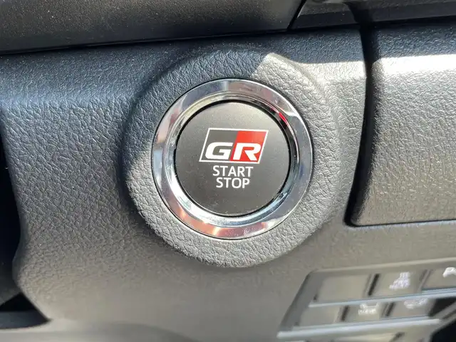 トヨタ ハイラックス Z GRスポーツ 福岡県 2022(令4)年 2.8万km アティチュードブラックマイカ ナビ機能付き純正ディスプレイオーディオ/（AM/FM/USB/BT/HDMI）/全方位＋バック＋サイド＋フロントカメラ/レーダークルーズコントロール/前後コーナーセンサー/プリクラッシュセーフティ/車線逸脱警報/ロードサインアシスト/GR専用フロアマット/GR専用ハーフレザーシート/GR専用サイドステップ/GR専用スポーツバー/純正ベッドライナー/D席パワーシート/純正18インチアルミホイール/サマータイヤ4本車載（265/60/18）/純正前方ドライブレコーダー/ETC/オートライト/LEDヘッドライト/フォグランプ/ダウンヒルアシスト/MT付きAT/ドアバイザー/プッシュスタート/スマートキー/電動格納ミラー/ステアリングスイッチ/DUALオートエアコン/パドルシフト/ISO FIX/W+カーテンエアバッグ/アイドリングストップ