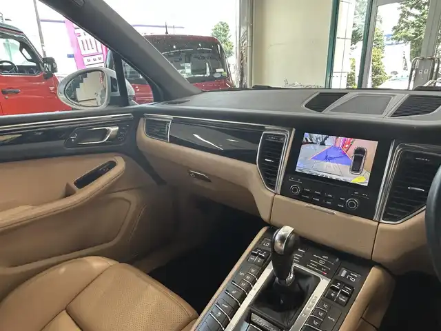 ポルシェ マカン S 東京都 2016(平28)年 4万km シルバー ・ワンオーナー/・純正ナビ/（AVX/Bluetooth/JUKE BOX/CD/DVD)/・360°ドライブレコーダー/（HDR360)/・バックカメラ/・サイドカメラ/・前後コーナーセンサー/・クルーズコントロール/・革ステアリング/・ステアリングスイッチ/・MTモード/・パドルシフト/・電動パーキングブレーキ/・革シート/・前席メモリーシート/・前席パワーシート/・前後シートヒーター/・電動格納ウィンカーミラー/・アイドリングストップ/・レーンアシスト/・電動リアゲート/・LEDライト/・フロントフォグランプ/・リアフォグランプ/・ISOFIX/・GPS/(ASSURA AR-11EA)/・ETC/・W＋サイド＋カーテンエアバッグ/ABS/・スマートキー/・スペアキー×1/・プライバシーガラス/・フロアマット/・トノカバー/・横滑り防止装置/・取扱説明書/・保証書/・記録簿