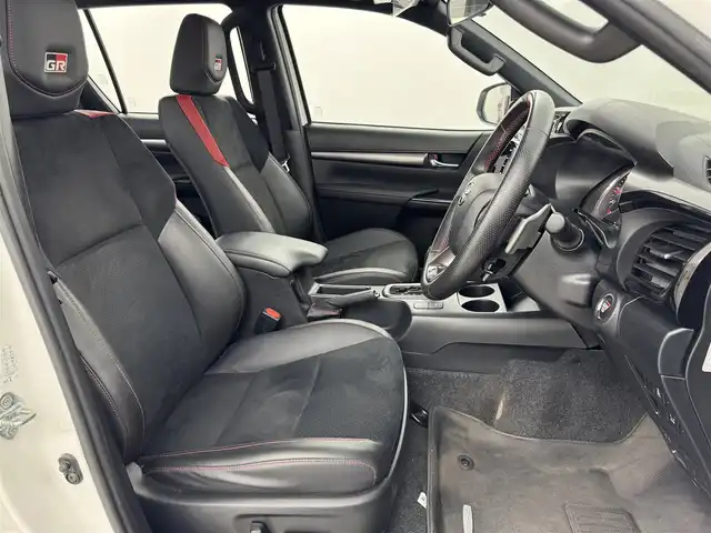 トヨタ ハイラックス Z GRスポーツ 福岡県 2022(令4)年 4.3万km 白 純正ナビ　/全方位カメラ　/衝突軽減システム　/レーンキープ　/クリアランスソナー　/トランスファースイッチ　/クルーズコントロール　/ダウンヒルアシスト　/リヤデフロック　/パドルシフト　/ハーフレザー　/パワーシート