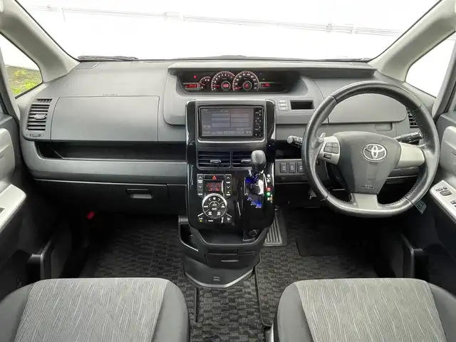 トヨタ ヴォクシー ZS 煌 岩手県 2010(平22)年 17.8万km シルバーM 4WD 純正ＨＤＤナビ ＴＶ Ｂｌｕｅｔｏｏｔｈ　AUX バックカメラ　両側パワースライドドア　ビルトインETC　オートライト スマートキー