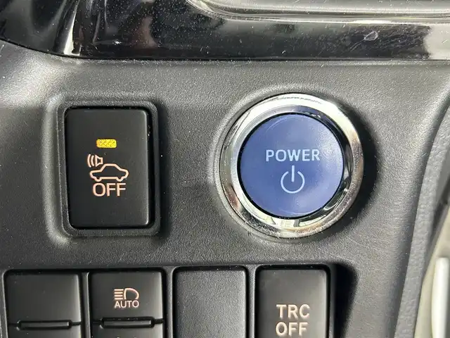 トヨタ ヴォクシー ハイブリッド ZS 煌 佐賀県 2018(平30)年 14.1万km ホワイトパールクリスタルシャイン アルパイン１１インチナビ　/アルパインフリップダウンモニター　/両側パワースライドドア　/衝突被害軽減装置　/レーンキープアシスト　/オートマチックハイビーム/バックカメラ　/フルセグテレビ　/ビルトインＥＴＣ　/クルーズコントロール/純正16インチアルミホイール/LEDヘッドライト/スマートキー