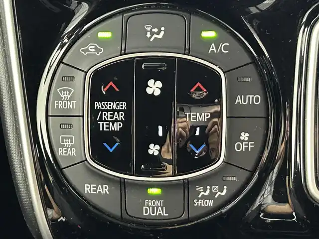トヨタ ヴォクシー ハイブリッド ZS 煌 佐賀県 2018(平30)年 14.1万km ホワイトパールクリスタルシャイン アルパイン１１インチナビ　/アルパインフリップダウンモニター　/両側パワースライドドア　/衝突被害軽減装置　/レーンキープアシスト　/オートマチックハイビーム/バックカメラ　/フルセグテレビ　/ビルトインＥＴＣ　/クルーズコントロール/純正16インチアルミホイール/LEDヘッドライト/スマートキー