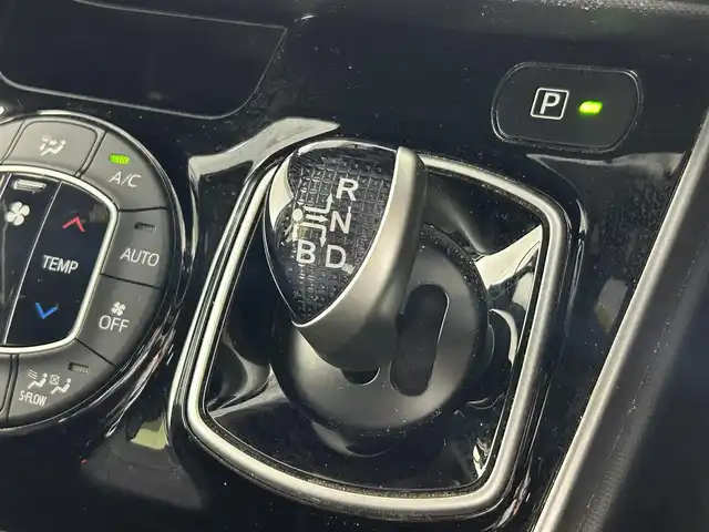 トヨタ ヴォクシー ハイブリッド ZS 煌 佐賀県 2018(平30)年 14.1万km ホワイトパールクリスタルシャイン アルパイン１１インチナビ　/アルパインフリップダウンモニター　/両側パワースライドドア　/衝突被害軽減装置　/レーンキープアシスト　/オートマチックハイビーム/バックカメラ　/フルセグテレビ　/ビルトインＥＴＣ　/クルーズコントロール/純正16インチアルミホイール/LEDヘッドライト/スマートキー