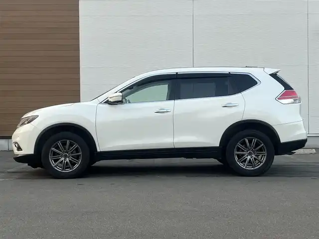 日産 エクストレイル 20X エマージェンシーブレーキ 秋田県 2015(平27)年 10.4万km ブリリアントホワイトパール ４WD/インテリジェントエマージェンシーブレーキ/純正SDナビ（DVD/CD/BT/AM/FM/USB）/フルセグ（走行中視聴不可能）/アラウンドビューモニター/社外１７インチアルミ（夏タイヤ装着）/スマートキー/純正エンジンスターター/アイドリングストップ/プッシュスタート/クルーズコントロール追従走行なし/ダウンヒルアシストコントロール/コーナーセンサー/車線逸脱防止支援システム/車両接近通報装置/ブラインドスポットモニター/ステアリングスイッチ/前席シートヒーター/ビルトインETC/センターデフロック/デジタルインナーミラー/社外フロアマット/純正ドアバイザー/オートライト/オートエアコン/パワーステアリング/パワーウィンドウ/横滑り防止/盗難防止装置/寒冷地仕様/電動格納ウィンカーミラー/取扱説明書/スペアキー×１