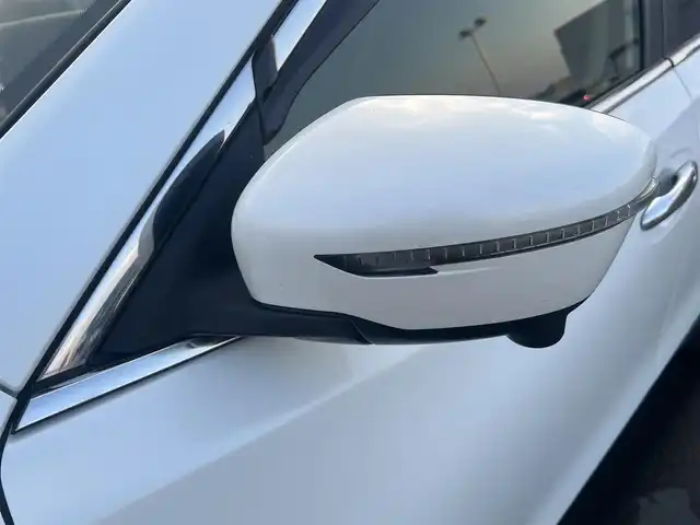 日産 エクストレイル 20X エマージェンシーブレーキ 秋田県 2015(平27)年 10.4万km ブリリアントホワイトパール ４WD/インテリジェントエマージェンシーブレーキ/純正SDナビ（DVD/CD/BT/AM/FM/USB）/フルセグ（走行中視聴不可能）/アラウンドビューモニター/社外１７インチアルミ（夏タイヤ装着）/スマートキー/純正エンジンスターター/アイドリングストップ/プッシュスタート/クルーズコントロール追従走行なし/ダウンヒルアシストコントロール/コーナーセンサー/車線逸脱防止支援システム/車両接近通報装置/ブラインドスポットモニター/ステアリングスイッチ/前席シートヒーター/ビルトインETC/センターデフロック/デジタルインナーミラー/社外フロアマット/純正ドアバイザー/オートライト/オートエアコン/パワーステアリング/パワーウィンドウ/横滑り防止/盗難防止装置/寒冷地仕様/電動格納ウィンカーミラー/取扱説明書/スペアキー×１