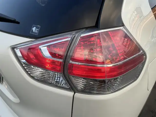 日産 エクストレイル 20X エマージェンシーブレーキ 秋田県 2015(平27)年 10.4万km ブリリアントホワイトパール ４WD/インテリジェントエマージェンシーブレーキ/純正SDナビ（DVD/CD/BT/AM/FM/USB）/フルセグ（走行中視聴不可能）/アラウンドビューモニター/社外１７インチアルミ（夏タイヤ装着）/スマートキー/純正エンジンスターター/アイドリングストップ/プッシュスタート/クルーズコントロール追従走行なし/ダウンヒルアシストコントロール/コーナーセンサー/車線逸脱防止支援システム/車両接近通報装置/ブラインドスポットモニター/ステアリングスイッチ/前席シートヒーター/ビルトインETC/センターデフロック/デジタルインナーミラー/社外フロアマット/純正ドアバイザー/オートライト/オートエアコン/パワーステアリング/パワーウィンドウ/横滑り防止/盗難防止装置/寒冷地仕様/電動格納ウィンカーミラー/取扱説明書/スペアキー×１