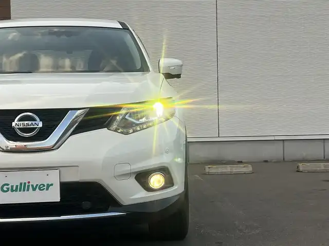 日産 エクストレイル 20X エマージェンシーブレーキ 秋田県 2015(平27)年 10.4万km ブリリアントホワイトパール ４WD/インテリジェントエマージェンシーブレーキ/純正SDナビ（DVD/CD/BT/AM/FM/USB）/フルセグ（走行中視聴不可能）/アラウンドビューモニター/社外１７インチアルミ（夏タイヤ装着）/スマートキー/純正エンジンスターター/アイドリングストップ/プッシュスタート/クルーズコントロール追従走行なし/ダウンヒルアシストコントロール/コーナーセンサー/車線逸脱防止支援システム/車両接近通報装置/ブラインドスポットモニター/ステアリングスイッチ/前席シートヒーター/ビルトインETC/センターデフロック/デジタルインナーミラー/社外フロアマット/純正ドアバイザー/オートライト/オートエアコン/パワーステアリング/パワーウィンドウ/横滑り防止/盗難防止装置/寒冷地仕様/電動格納ウィンカーミラー/取扱説明書/スペアキー×１