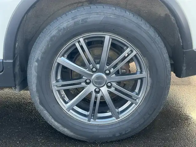 日産 エクストレイル 20X エマージェンシーブレーキ 秋田県 2015(平27)年 10.4万km ブリリアントホワイトパール ４WD/インテリジェントエマージェンシーブレーキ/純正SDナビ（DVD/CD/BT/AM/FM/USB）/フルセグ（走行中視聴不可能）/アラウンドビューモニター/社外１７インチアルミ（夏タイヤ装着）/スマートキー/純正エンジンスターター/アイドリングストップ/プッシュスタート/クルーズコントロール追従走行なし/ダウンヒルアシストコントロール/コーナーセンサー/車線逸脱防止支援システム/車両接近通報装置/ブラインドスポットモニター/ステアリングスイッチ/前席シートヒーター/ビルトインETC/センターデフロック/デジタルインナーミラー/社外フロアマット/純正ドアバイザー/オートライト/オートエアコン/パワーステアリング/パワーウィンドウ/横滑り防止/盗難防止装置/寒冷地仕様/電動格納ウィンカーミラー/取扱説明書/スペアキー×１