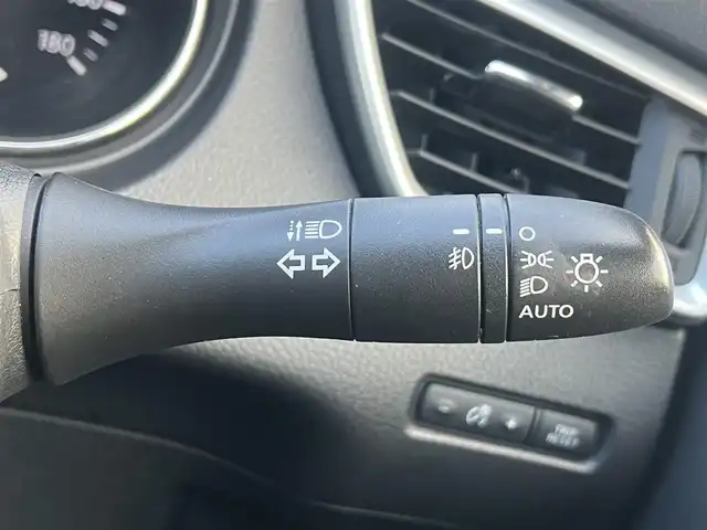 日産 エクストレイル 20X エマージェンシーブレーキ 秋田県 2015(平27)年 10.4万km ブリリアントホワイトパール ４WD/インテリジェントエマージェンシーブレーキ/純正SDナビ（DVD/CD/BT/AM/FM/USB）/フルセグ（走行中視聴不可能）/アラウンドビューモニター/社外１７インチアルミ（夏タイヤ装着）/スマートキー/純正エンジンスターター/アイドリングストップ/プッシュスタート/クルーズコントロール追従走行なし/ダウンヒルアシストコントロール/コーナーセンサー/車線逸脱防止支援システム/車両接近通報装置/ブラインドスポットモニター/ステアリングスイッチ/前席シートヒーター/ビルトインETC/センターデフロック/デジタルインナーミラー/社外フロアマット/純正ドアバイザー/オートライト/オートエアコン/パワーステアリング/パワーウィンドウ/横滑り防止/盗難防止装置/寒冷地仕様/電動格納ウィンカーミラー/取扱説明書/スペアキー×１