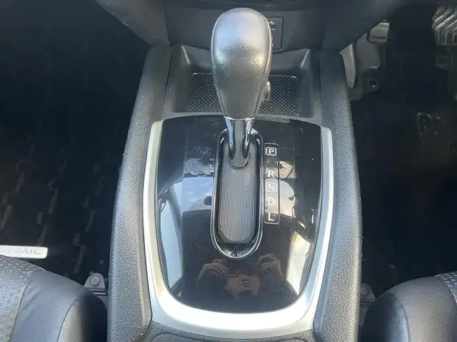 日産 エクストレイル 20X エマージェンシーブレーキ 秋田県 2015(平27)年 10.4万km ブリリアントホワイトパール ４WD/インテリジェントエマージェンシーブレーキ/純正SDナビ（DVD/CD/BT/AM/FM/USB）/フルセグ（走行中視聴不可能）/アラウンドビューモニター/社外１７インチアルミ（夏タイヤ装着）/スマートキー/純正エンジンスターター/アイドリングストップ/プッシュスタート/クルーズコントロール追従走行なし/ダウンヒルアシストコントロール/コーナーセンサー/車線逸脱防止支援システム/車両接近通報装置/ブラインドスポットモニター/ステアリングスイッチ/前席シートヒーター/ビルトインETC/センターデフロック/デジタルインナーミラー/社外フロアマット/純正ドアバイザー/オートライト/オートエアコン/パワーステアリング/パワーウィンドウ/横滑り防止/盗難防止装置/寒冷地仕様/電動格納ウィンカーミラー/取扱説明書/スペアキー×１