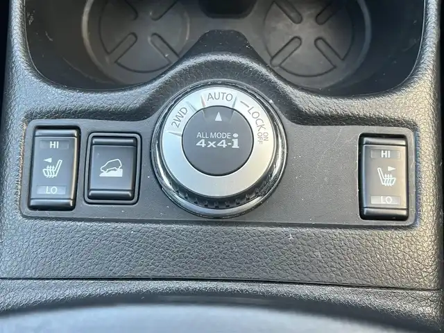 日産 エクストレイル 20X エマージェンシーブレーキ 秋田県 2015(平27)年 10.4万km ブリリアントホワイトパール ４WD/インテリジェントエマージェンシーブレーキ/純正SDナビ（DVD/CD/BT/AM/FM/USB）/フルセグ（走行中視聴不可能）/アラウンドビューモニター/社外１７インチアルミ（夏タイヤ装着）/スマートキー/純正エンジンスターター/アイドリングストップ/プッシュスタート/クルーズコントロール追従走行なし/ダウンヒルアシストコントロール/コーナーセンサー/車線逸脱防止支援システム/車両接近通報装置/ブラインドスポットモニター/ステアリングスイッチ/前席シートヒーター/ビルトインETC/センターデフロック/デジタルインナーミラー/社外フロアマット/純正ドアバイザー/オートライト/オートエアコン/パワーステアリング/パワーウィンドウ/横滑り防止/盗難防止装置/寒冷地仕様/電動格納ウィンカーミラー/取扱説明書/スペアキー×１
