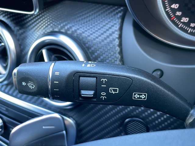 メルセデス・ベンツ Ａ１８０ AMG スタイル 大阪府 2015(平27)年 2.6万km ジュピターレッド 純正ナビ【TV/BlueTooth/CD・DVD】/バックカメラ/メモリー機能付パワーシート【運転席】/クルーズコントロール/アイドリングストップ/前席シートヒーター/アダプティブハイビームアシスト/パークトロニック/LEDヘッドランプ/前後ドライブレコーダー/18インチ5本スポークアルミホイール/パドルシフト/DYNAMICSELECT