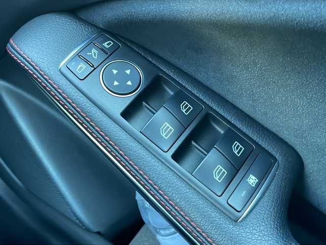 メルセデス・ベンツ Ａ１８０ AMG スタイル 大阪府 2015(平27)年 2.6万km ジュピターレッド 純正ナビ【TV/BlueTooth/CD・DVD】/バックカメラ/メモリー機能付パワーシート【運転席】/クルーズコントロール/アイドリングストップ/前席シートヒーター/アダプティブハイビームアシスト/パークトロニック/LEDヘッドランプ/前後ドライブレコーダー/18インチ5本スポークアルミホイール/パドルシフト/DYNAMICSELECT