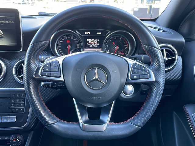 メルセデス・ベンツ Ａ１８０ AMG スタイル 大阪府 2015(平27)年 2.6万km ジュピターレッド 純正ナビ【TV/BlueTooth/CD・DVD】/バックカメラ/メモリー機能付パワーシート【運転席】/クルーズコントロール/アイドリングストップ/前席シートヒーター/アダプティブハイビームアシスト/パークトロニック/LEDヘッドランプ/前後ドライブレコーダー/18インチ5本スポークアルミホイール/パドルシフト/DYNAMICSELECT