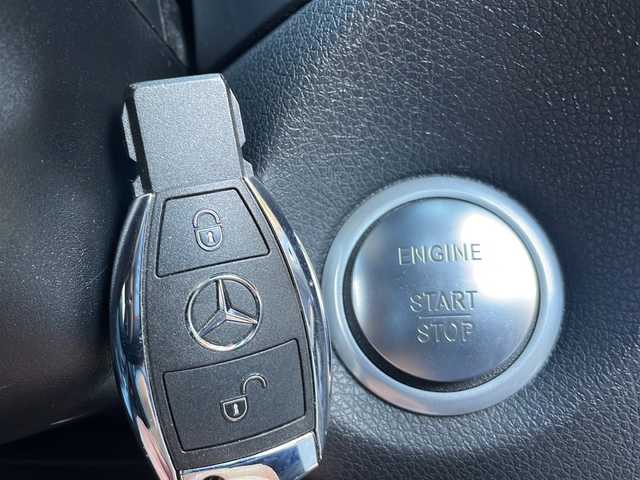 メルセデス・ベンツ Ａ１８０ AMG スタイル 大阪府 2015(平27)年 2.6万km ジュピターレッド 純正ナビ【TV/BlueTooth/CD・DVD】/バックカメラ/メモリー機能付パワーシート【運転席】/クルーズコントロール/アイドリングストップ/前席シートヒーター/アダプティブハイビームアシスト/パークトロニック/LEDヘッドランプ/前後ドライブレコーダー/18インチ5本スポークアルミホイール/パドルシフト/DYNAMICSELECT