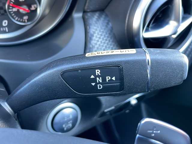 メルセデス・ベンツ Ａ１８０ AMG スタイル 大阪府 2015(平27)年 2.6万km ジュピターレッド 純正ナビ【TV/BlueTooth/CD・DVD】/バックカメラ/メモリー機能付パワーシート【運転席】/クルーズコントロール/アイドリングストップ/前席シートヒーター/アダプティブハイビームアシスト/パークトロニック/LEDヘッドランプ/前後ドライブレコーダー/18インチ5本スポークアルミホイール/パドルシフト/DYNAMICSELECT