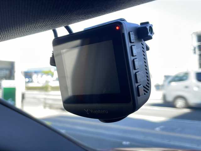 メルセデス・ベンツ Ａ１８０ AMG スタイル 大阪府 2015(平27)年 2.6万km ジュピターレッド 純正ナビ【TV/BlueTooth/CD・DVD】/バックカメラ/メモリー機能付パワーシート【運転席】/クルーズコントロール/アイドリングストップ/前席シートヒーター/アダプティブハイビームアシスト/パークトロニック/LEDヘッドランプ/前後ドライブレコーダー/18インチ5本スポークアルミホイール/パドルシフト/DYNAMICSELECT