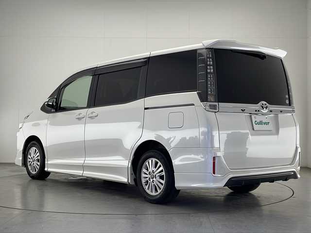 トヨタ ヴォクシー V 宮崎県 2015(平27)年 15.9万km ホワイトパールクリスタルシャイン 禁煙車/純正9型ナビTV/（NSZT-Y64T/CD/DVD/Bluetooth/フルセグTV)/純正バックカメラ/純正TRDエアロ/純正ルーフエンドスポイラー/純正15インチアルミ/純正ビルトインETC/純正フロアマット/両側電動スライドドア/クルーズコントロール/オートマチックハイビーム/デュアルオートエアコン/オート電動格納ミラー/ウインカードアミラー/本革巻ハンドル/スマートキー/プッシュエンジンスタート/スペアキー