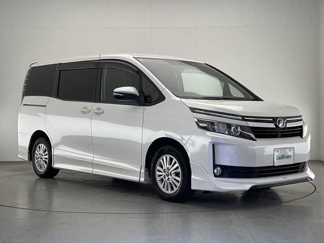 トヨタ ヴォクシー V 宮崎県 2015(平27)年 15.9万km ホワイトパールクリスタルシャイン 禁煙車/純正9型ナビTV/（NSZT-Y64T/CD/DVD/Bluetooth/フルセグTV)/純正バックカメラ/純正TRDエアロ/純正ルーフエンドスポイラー/純正15インチアルミ/純正ビルトインETC/純正フロアマット/両側電動スライドドア/クルーズコントロール/オートマチックハイビーム/デュアルオートエアコン/オート電動格納ミラー/ウインカードアミラー/本革巻ハンドル/スマートキー/プッシュエンジンスタート/スペアキー