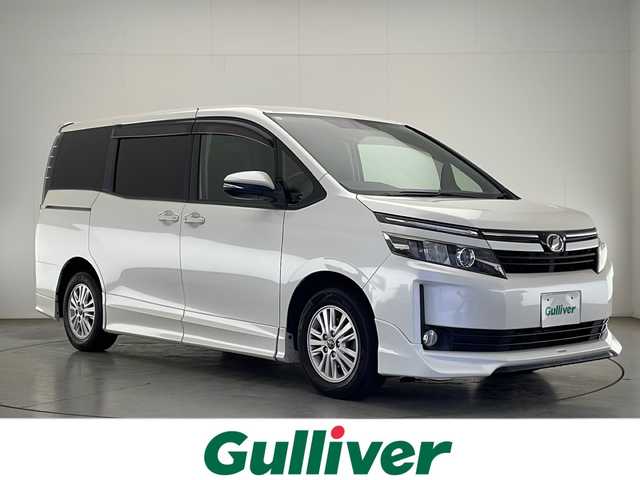 トヨタ ヴォクシー V 宮崎県 2015(平27)年 15.9万km ホワイトパールクリスタルシャイン 禁煙車/純正9型ナビTV/（NSZT-Y64T/CD/DVD/Bluetooth/フルセグTV)/純正バックカメラ/純正TRDエアロ/純正ルーフエンドスポイラー/純正15インチアルミ/純正ビルトインETC/純正フロアマット/両側電動スライドドア/クルーズコントロール/オートマチックハイビーム/デュアルオートエアコン/オート電動格納ミラー/ウインカードアミラー/本革巻ハンドル/スマートキー/プッシュエンジンスタート/スペアキー