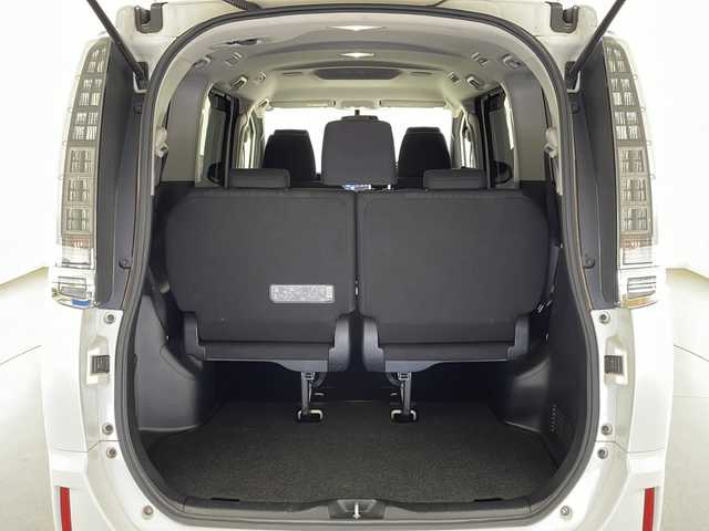 トヨタ ヴォクシー V 宮崎県 2015(平27)年 15.9万km ホワイトパールクリスタルシャイン 禁煙車/純正9型ナビTV/（NSZT-Y64T/CD/DVD/Bluetooth/フルセグTV)/純正バックカメラ/純正TRDエアロ/純正ルーフエンドスポイラー/純正15インチアルミ/純正ビルトインETC/純正フロアマット/両側電動スライドドア/クルーズコントロール/オートマチックハイビーム/デュアルオートエアコン/オート電動格納ミラー/ウインカードアミラー/本革巻ハンドル/スマートキー/プッシュエンジンスタート/スペアキー