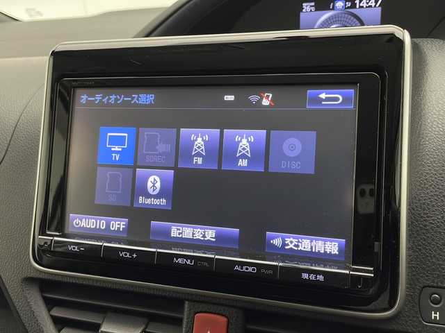 トヨタ ヴォクシー V 宮崎県 2015(平27)年 15.9万km ホワイトパールクリスタルシャイン 禁煙車/純正9型ナビTV/（NSZT-Y64T/CD/DVD/Bluetooth/フルセグTV)/純正バックカメラ/純正TRDエアロ/純正ルーフエンドスポイラー/純正15インチアルミ/純正ビルトインETC/純正フロアマット/両側電動スライドドア/クルーズコントロール/オートマチックハイビーム/デュアルオートエアコン/オート電動格納ミラー/ウインカードアミラー/本革巻ハンドル/スマートキー/プッシュエンジンスタート/スペアキー