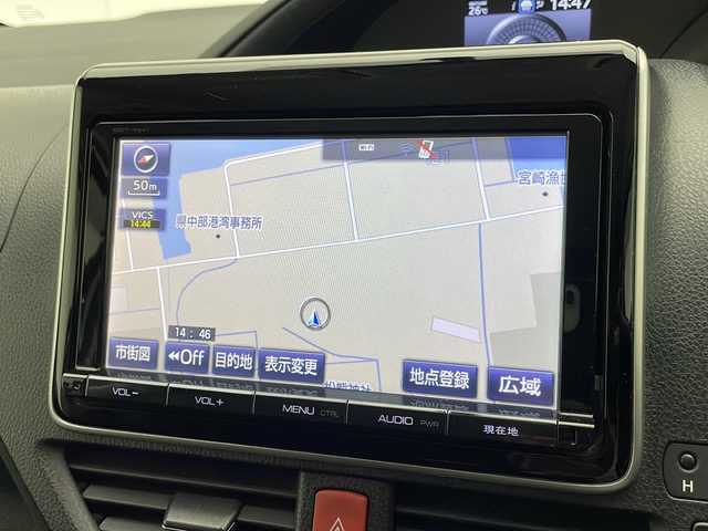 トヨタ ヴォクシー V 宮崎県 2015(平27)年 15.9万km ホワイトパールクリスタルシャイン 禁煙車/純正9型ナビTV/（NSZT-Y64T/CD/DVD/Bluetooth/フルセグTV)/純正バックカメラ/純正TRDエアロ/純正ルーフエンドスポイラー/純正15インチアルミ/純正ビルトインETC/純正フロアマット/両側電動スライドドア/クルーズコントロール/オートマチックハイビーム/デュアルオートエアコン/オート電動格納ミラー/ウインカードアミラー/本革巻ハンドル/スマートキー/プッシュエンジンスタート/スペアキー