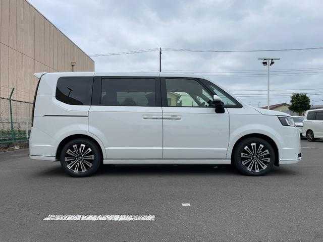 ホンダ ステップワゴン スパーダ eHEV プレミアムライン 東京都 2024(令6)年 0.4万km プラチナホワイトパール 純正11.4型ホンダコネクトナビ＆地デジ/・BluetoothＡｕｄｉｏ/・ＣＤ/DVD再生可/ＬＥＤヘッドライト/マルチビューカメラ/ホンダセンシング/（安全運転支援システム）/・衝突軽減ブレーキ/・後方誤発進抑制機能/・歩行者事故低減ステアリング/・渋滞追従機能付きアダプティブクルーズコントロール/・車線維持支援システム/・先行車発進お知らせ機能/・オートハイビーム/・誤発進抑制機能/・近距離衝突軽減ブレーキ/・路外逸脱抑制機能/・標識認識機能/ブラインドスポット/パーキングセンサー/シートヒーター/両側電動スライドドア/パワーバックドア/ETC/スマートキー