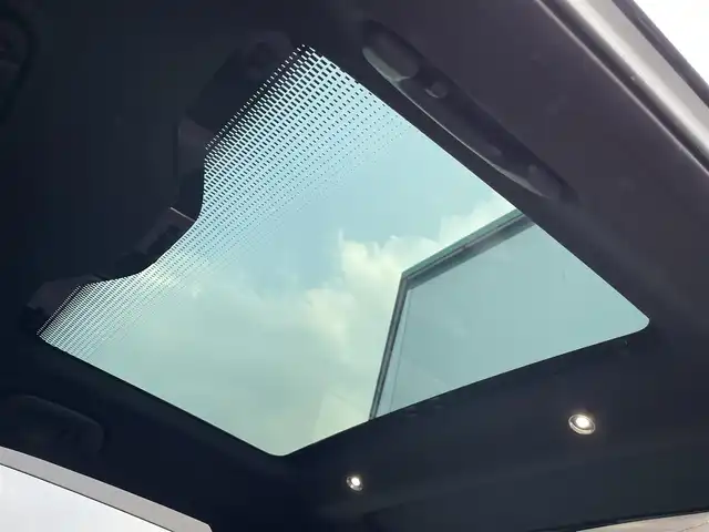 ホンダ ヴェゼル ハイブリッド e:HEV PLaY 香川県 2022(令4)年 4.8万km プレミアムサンライトホワイトパール 登録時走行距離；47590km/ホンダセンシング　/ホンダディスプレイナビ　/ＥＴＣ２．０　/前後ドラレコ　/ブラインドスポットモニター　/パノラマルーフ　/ワイヤレス充電器　/シートヒーター　/純正フロアマット　/ＬＥＤヘッドライト　/純正ＡＷ/横滑り防止/コーナーセンサー/保証書/取説