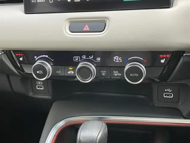 ホンダ ヴェゼル ハイブリッド e:HEV PLaY 香川県 2022(令4)年 4.8万km プレミアムサンライトホワイトパール 登録時走行距離；47590km/ホンダセンシング　/ホンダディスプレイナビ　/ＥＴＣ２．０　/前後ドラレコ　/ブラインドスポットモニター　/パノラマルーフ　/ワイヤレス充電器　/シートヒーター　/純正フロアマット　/ＬＥＤヘッドライト　/純正ＡＷ/横滑り防止/コーナーセンサー/保証書/取説