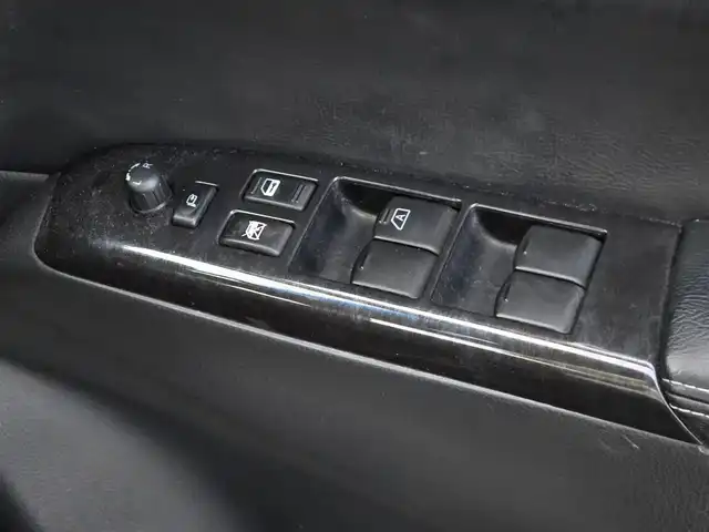 日産 エルグランド ライダー 黒本革 マニュアルシート 鹿児島県 2010(平22)年 17.5万km ブリリアントホワイトパール ALPINEナビ（ＶＩＥ－Ｘ０８８）　/後席フリップダウンモニター　/ビルトインＥＴＣ　/本革黒シート　/フルセグテレビ　/両側パワースライドドア　/純正アルミホイール（１８インチ）　/横滑り防止装置/HIDヘッドライト/プッシュスタート/スマートキー