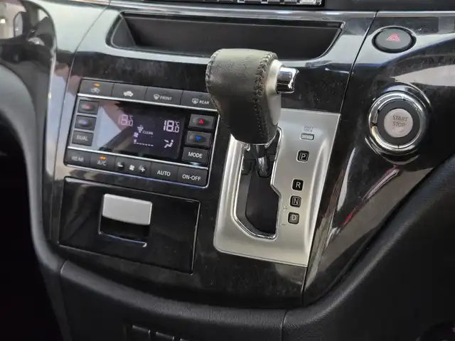 日産 エルグランド ライダー 黒本革 マニュアルシート 鹿児島県 2010(平22)年 17.5万km ブリリアントホワイトパール ALPINEナビ（ＶＩＥ－Ｘ０８８）　/後席フリップダウンモニター　/ビルトインＥＴＣ　/本革黒シート　/フルセグテレビ　/両側パワースライドドア　/純正アルミホイール（１８インチ）　/横滑り防止装置/HIDヘッドライト/プッシュスタート/スマートキー