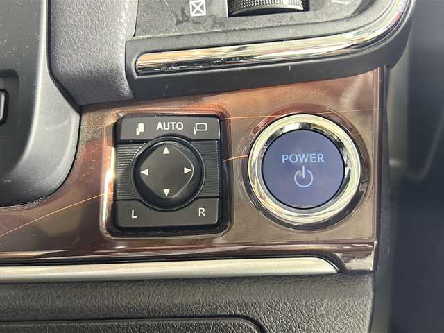 トヨタ クラウン ハイブリッド ロイヤルサルーン 島根県 2013(平25)年 6.5万km プレシャスシルバー 登録時走行距離64834km/純正HDDナビ/・HDD・フルセグTV/・Bluetooth/USB/バックカメラ/ETC/クルーズコントロール/純正フロアマット/純正１6インチAW/オートライト/HIDヘッドライト/コーナーセンサー後のみ/フォグランプ/スマートキー/スペアキー/アイドリングストップ/プッシュスタート/Bluetooth