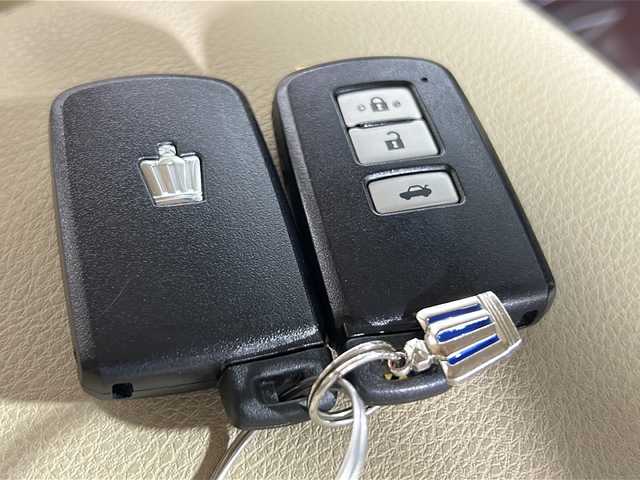 トヨタ クラウン ハイブリッド ロイヤルサルーン 島根県 2013(平25)年 6.5万km プレシャスシルバー 登録時走行距離64834km/純正HDDナビ/・HDD・フルセグTV/・Bluetooth/USB/バックカメラ/ETC/クルーズコントロール/純正フロアマット/純正１6インチAW/オートライト/HIDヘッドライト/コーナーセンサー後のみ/フォグランプ/スマートキー/スペアキー/アイドリングストップ/プッシュスタート/Bluetooth