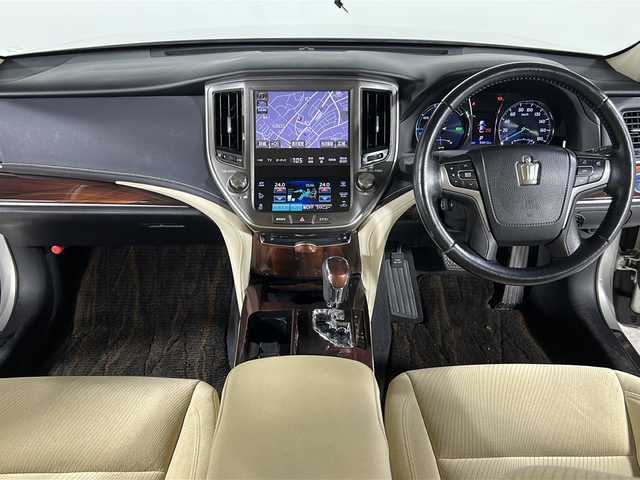 トヨタ クラウン ハイブリッド ロイヤルサルーン 島根県 2013(平25)年 6.5万km プレシャスシルバー 登録時走行距離64834km/純正HDDナビ/・HDD・フルセグTV/・Bluetooth/USB/バックカメラ/ETC/クルーズコントロール/純正フロアマット/純正１6インチAW/オートライト/HIDヘッドライト/コーナーセンサー後のみ/フォグランプ/スマートキー/スペアキー/アイドリングストップ/プッシュスタート/Bluetooth