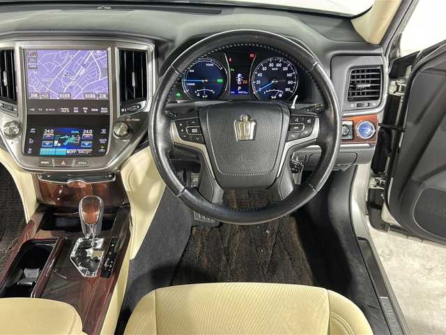 トヨタ クラウン ハイブリッド ロイヤルサルーン 島根県 2013(平25)年 6.5万km プレシャスシルバー 登録時走行距離64834km/純正HDDナビ/・HDD・フルセグTV/・Bluetooth/USB/バックカメラ/ETC/クルーズコントロール/純正フロアマット/純正１6インチAW/オートライト/HIDヘッドライト/コーナーセンサー後のみ/フォグランプ/スマートキー/スペアキー/アイドリングストップ/プッシュスタート/Bluetooth