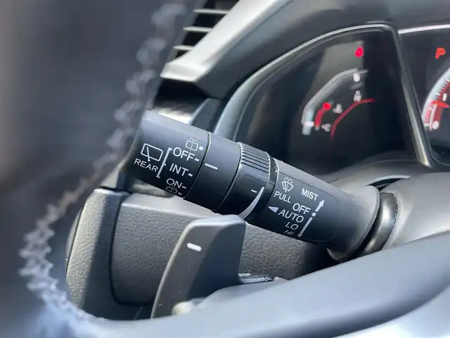 ホンダ シビック ハッチバック 千葉県 2018(平30)年 5.2万km フレームレッド 純正SDナビ【VXM-184VFi】/・CD/DVD/Bluetooth/フルセグTV/バックカメラ/クルーズコントロール/前席シートヒーター/スマートキー/パドルシフト/純正18インチアルミホイール/純正LEDヘッドライト/フォグランプ/社外ドライブレコーダー【DRV-34D】/ビルトインETC/本革巻きステアリング/オートライト/サイド＆カーテンエアバッグ/新車時保証書＆取扱説明書