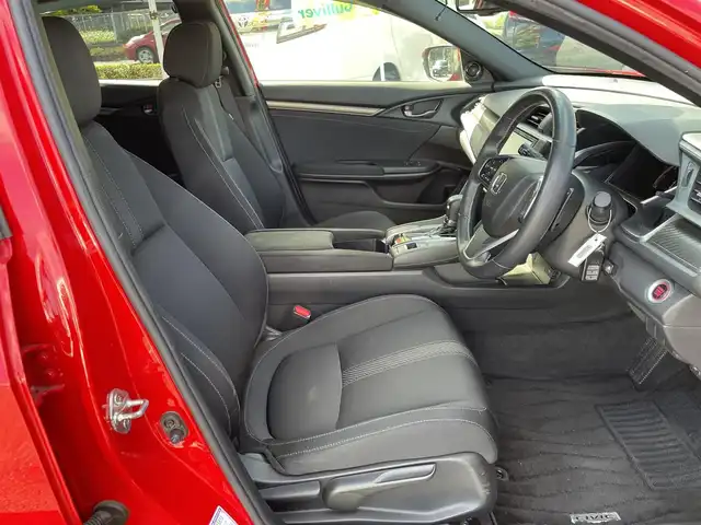 ホンダ シビック ハッチバック 千葉県 2018(平30)年 5.2万km フレームレッド 純正SDナビ【VXM-184VFi】/・CD/DVD/Bluetooth/フルセグTV/バックカメラ/クルーズコントロール/前席シートヒーター/スマートキー/パドルシフト/純正18インチアルミホイール/純正LEDヘッドライト/フォグランプ/社外ドライブレコーダー【DRV-34D】/ビルトインETC/本革巻きステアリング/オートライト/サイド＆カーテンエアバッグ/新車時保証書＆取扱説明書