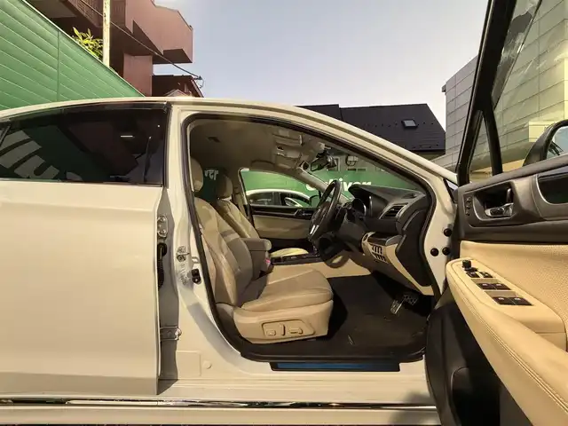 スバル レガシィ Ｂ４ リミテッド 道東・釧路十勝 2016(平28)年 3.6万km クリスタルホワイトP ワンオーナー/純正8インチSDナビ（CN-LR810DFA）/(BT/フルセグTV/CD/DVD)/アイボリー革シート/シートヒーター/(運転席/助手席/後席左右)/前席パワーシート/純正前方ドライブレコーダー/アイサイトver3/・プリクラッシュブレーキ/・ステレオカメラ/・誤発進抑制機能/・全車速追従機能/・車線逸脱抑制機能/アドバンスセイフティーパッケージ/・後側方警戒支援システム/・ハイビームアシスト/ブラインドスポットモニター/純正18インチアルミ/純正フロアマット/ETC2.0/取扱説明書/保証書/スペアキー