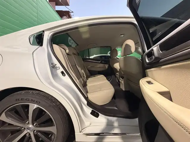 スバル レガシィ Ｂ４ リミテッド 道東・釧路十勝 2016(平28)年 3.6万km クリスタルホワイトP ワンオーナー/純正8インチSDナビ（CN-LR810DFA）/(BT/フルセグTV/CD/DVD)/アイボリー革シート/シートヒーター/(運転席/助手席/後席左右)/前席パワーシート/純正前方ドライブレコーダー/アイサイトver3/・プリクラッシュブレーキ/・ステレオカメラ/・誤発進抑制機能/・全車速追従機能/・車線逸脱抑制機能/アドバンスセイフティーパッケージ/・後側方警戒支援システム/・ハイビームアシスト/ブラインドスポットモニター/純正18インチアルミ/純正フロアマット/ETC2.0/取扱説明書/保証書/スペアキー