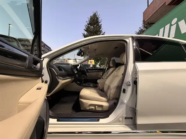 スバル レガシィ Ｂ４ リミテッド 道東・釧路十勝 2016(平28)年 3.6万km クリスタルホワイトP ワンオーナー/純正8インチSDナビ（CN-LR810DFA）/(BT/フルセグTV/CD/DVD)/アイボリー革シート/シートヒーター/(運転席/助手席/後席左右)/前席パワーシート/純正前方ドライブレコーダー/アイサイトver3/・プリクラッシュブレーキ/・ステレオカメラ/・誤発進抑制機能/・全車速追従機能/・車線逸脱抑制機能/アドバンスセイフティーパッケージ/・後側方警戒支援システム/・ハイビームアシスト/ブラインドスポットモニター/純正18インチアルミ/純正フロアマット/ETC2.0/取扱説明書/保証書/スペアキー