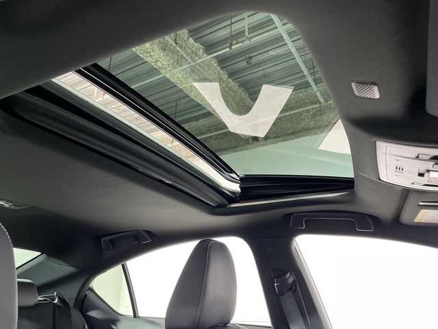 レクサス ＩＳ 300h Fスポーツ 福岡県 2023(令5)年 2.5万km ホワイトノーヴァガラスフレーク ワンオーナー/サンルーフ/ＯＰオレンジキャリパー/ビルトインＥＴＣ２．０/社外前後ドラレコ/ＴｏｙｏｔａＳａｆｔｙＳｅｎｓｅ/全方位カメラ/シートヒーター(D＋N)/シートベンチレーション(D＋N)/パワーシート(D＋N)/シートメモリ/純正１９インチＡＷ/保証書/取扱説明書/スペアキー×1/カードキー×1