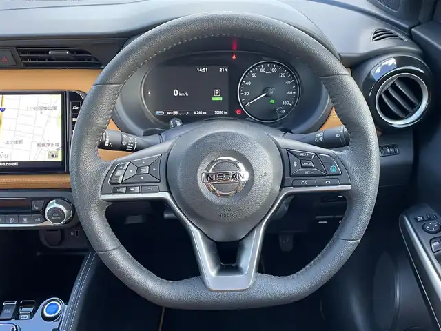 日産 キックス X ツートーンインテリアED 群馬県 2021(令3)年 5.1万km ラディアントレッド/ピュアブラック 2トーン 純正９インチＳＤナビ　/全周囲カメラ　/純正フルエアロ　/プロパイロット　/前後ドラレコ　/前席シートヒーター　/茶革シート　/ステアリングヒーター　/３眼ＬＥＤヘッドライト　/切削光輝純正１７インチアルミホイール/Bluetooth/フォグランプ/本革ステアリング/デジタルミラー/電動格納ミラー/フルセグ/パワーステアリング/アダプティブクルーズコントロール/純正ビルトインETC/純正フロアマット