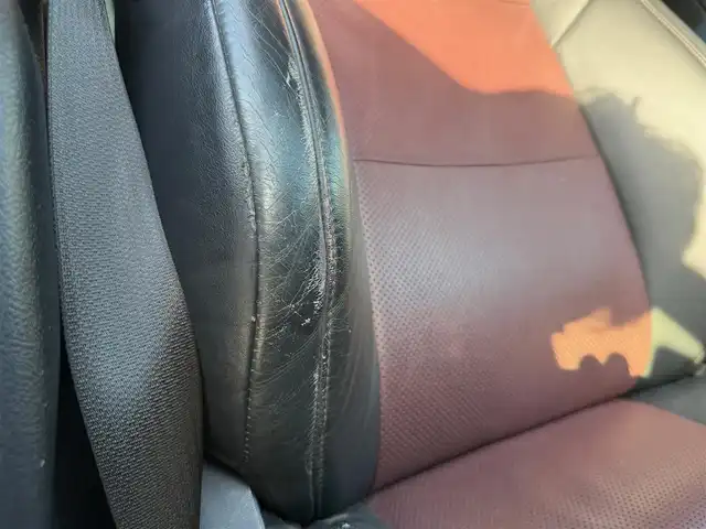 トヨタ クラウン ハイブリッド アスリートS ブラックスタイル 静岡県 2015(平27)年 3.8万km ホワイトパールクリスタルシャイン 走行37268キロ（登録時）/検査R8年1月15日まで/サンルーフ/テラロッサ（ダークレッド）革シート/純正HDDメーカーナビナビ・フルセグTV/パノラミックビューカメラ/ビルトインETC/ドライブレコーダー/クリアランスソナー/バックソナー/前席パワーシート/前席シートヒーター　/前席エアーシート/レーダークルーズコントロール/クリアランスソナー前後/電動リヤサンシェード/トランクスポイラー/トランクフードイージークローザー/純正18インチアルミホイール/LEDフォグランプ/スマートキー×2/プッシュスタート/純正フロアマット/純正ドアバイザー/カーテンエアB/車両取説＋ナビ取説/新車時保証書