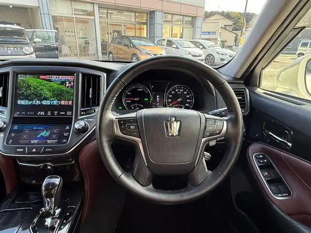 トヨタ クラウン ハイブリッド アスリートS ブラックスタイル 静岡県 2015(平27)年 3.8万km ホワイトパールクリスタルシャイン 走行37268キロ（登録時）/検査R8年1月15日まで/サンルーフ/テラロッサ（ダークレッド）革シート/純正HDDメーカーナビナビ・フルセグTV/パノラミックビューカメラ/ビルトインETC/ドライブレコーダー/クリアランスソナー/バックソナー/前席パワーシート/前席シートヒーター　/前席エアーシート/レーダークルーズコントロール/クリアランスソナー前後/電動リヤサンシェード/トランクスポイラー/トランクフードイージークローザー/純正18インチアルミホイール/LEDフォグランプ/スマートキー×2/プッシュスタート/純正フロアマット/純正ドアバイザー/カーテンエアB/車両取説＋ナビ取説/新車時保証書