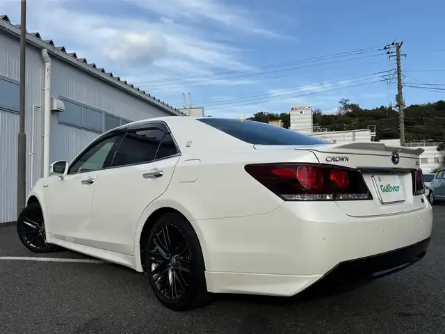 トヨタ クラウン ハイブリッド アスリートS ブラックスタイル 静岡県 2015(平27)年 3.8万km ホワイトパールクリスタルシャイン 走行37268キロ（登録時）/検査R8年1月15日まで/サンルーフ/テラロッサ（ダークレッド）革シート/純正HDDメーカーナビナビ・フルセグTV/パノラミックビューカメラ/ビルトインETC/ドライブレコーダー/クリアランスソナー/バックソナー/前席パワーシート/前席シートヒーター　/前席エアーシート/レーダークルーズコントロール/クリアランスソナー前後/電動リヤサンシェード/トランクスポイラー/トランクフードイージークローザー/純正18インチアルミホイール/LEDフォグランプ/スマートキー×2/プッシュスタート/純正フロアマット/純正ドアバイザー/カーテンエアB/車両取説＋ナビ取説/新車時保証書