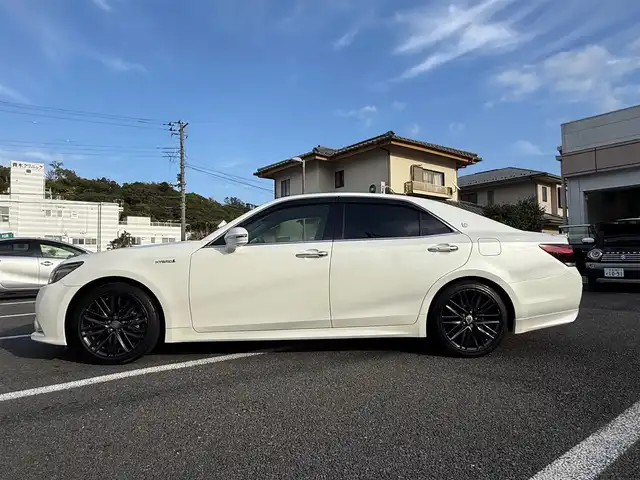 トヨタ クラウン ハイブリッド アスリートS ブラックスタイル 静岡県 2015(平27)年 3.8万km ホワイトパールクリスタルシャイン 走行37268キロ（登録時）/検査R8年1月15日まで/サンルーフ/テラロッサ（ダークレッド）革シート/純正HDDメーカーナビナビ・フルセグTV/パノラミックビューカメラ/ビルトインETC/ドライブレコーダー/クリアランスソナー/バックソナー/前席パワーシート/前席シートヒーター　/前席エアーシート/レーダークルーズコントロール/クリアランスソナー前後/電動リヤサンシェード/トランクスポイラー/トランクフードイージークローザー/純正18インチアルミホイール/LEDフォグランプ/スマートキー×2/プッシュスタート/純正フロアマット/純正ドアバイザー/カーテンエアB/車両取説＋ナビ取説/新車時保証書